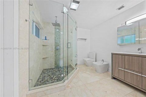 House in Miami, Florida 4 bedrooms, 212.65 sq.m. № 2297808 - photo 16