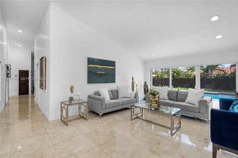 House in Miami, Florida 4 bedrooms, 212.65 sq.m. № 2297808 - photo 4