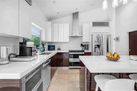 House in Miami, Florida 4 bedrooms, 212.65 sq.m. № 2297808 - photo 7