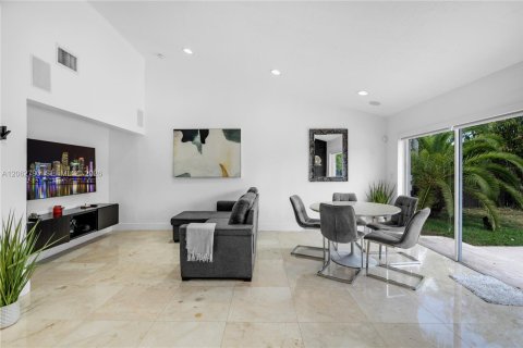 House in Miami, Florida 4 bedrooms, 212.65 sq.m. № 2297808 - photo 10