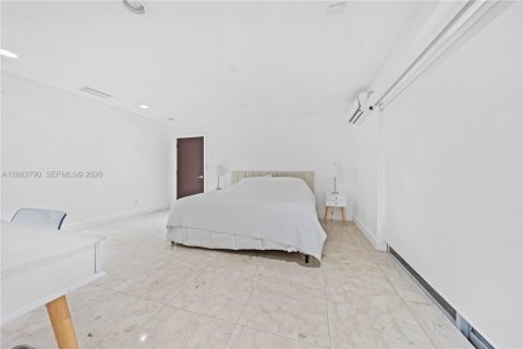 House in Miami, Florida 4 bedrooms, 212.65 sq.m. № 2297808 - photo 15