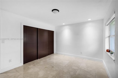 House in Miami, Florida 4 bedrooms, 212.65 sq.m. № 2297808 - photo 23