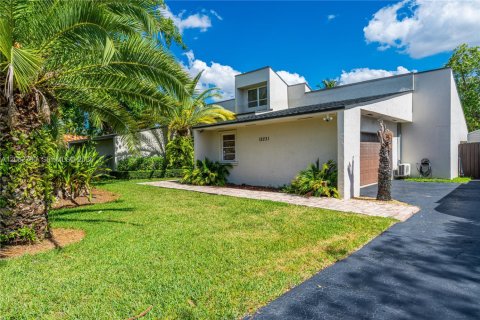 House in Miami, Florida 4 bedrooms, 212.65 sq.m. № 2297808 - photo 28