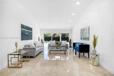 House in Miami, Florida 4 bedrooms, 212.65 sq.m. № 2297808 - photo 3