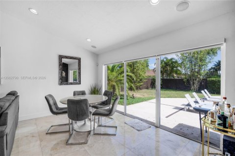 House in Miami, Florida 4 bedrooms, 212.65 sq.m. № 2297808 - photo 11