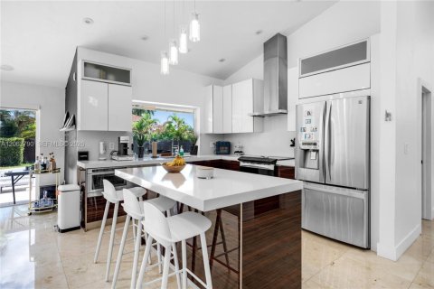 House in Miami, Florida 4 bedrooms, 212.65 sq.m. № 2297808