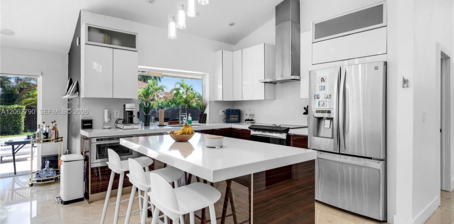 House in Miami, Florida 4 bedrooms, 212.65 sq.m. № 2297808