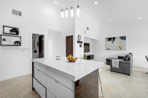 House in Miami, Florida 4 bedrooms, 212.65 sq.m. № 2297808 - photo 8