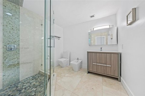 House in Miami, Florida 4 bedrooms, 212.65 sq.m. № 2297808 - photo 17