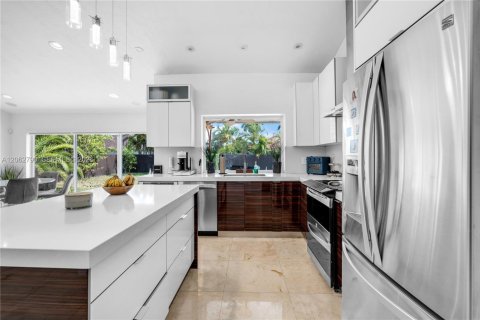 House in Miami, Florida 4 bedrooms, 212.65 sq.m. № 2297808 - photo 6
