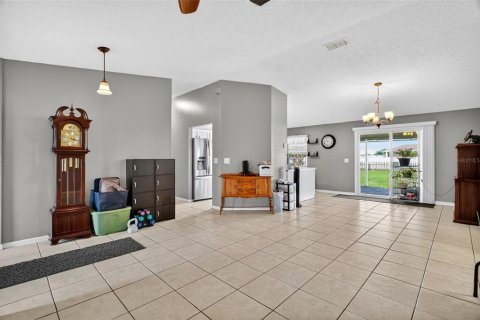 House in Lady Lake, Florida 3 bedrooms, 192.87 sq.m. № 1899726 - photo 11