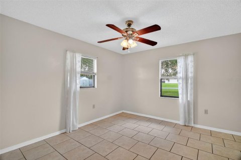 House in Lady Lake, Florida 3 bedrooms, 192.87 sq.m. № 1899726 - photo 17