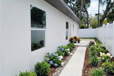 Commercial property in Dunedin, Florida 5 bedrooms, 218.97 sq.m. № 2142163 - photo 2