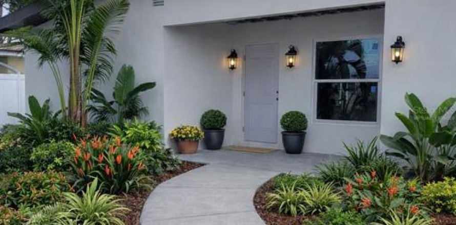 Commercial property in Dunedin, Florida 5 bedrooms, 218.97 sq.m. № 2142163