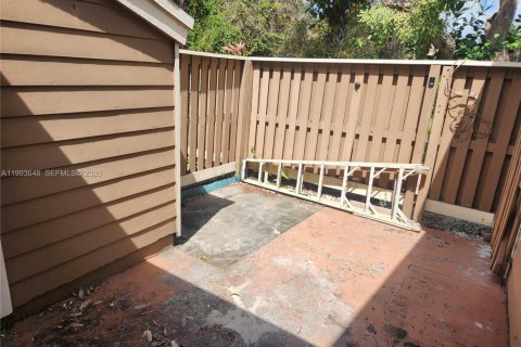 Townhouse in North Lauderdale, Florida 2 bedrooms, 110.18 sq.m. № 2055466 - photo 4