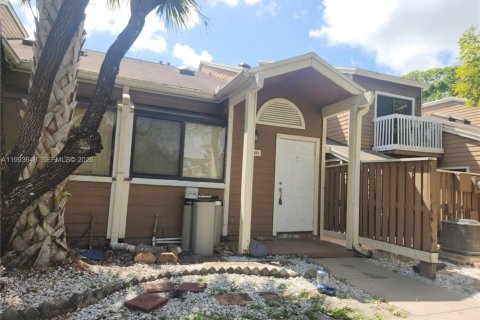 Townhouse in North Lauderdale, Florida 2 bedrooms, 110.18 sq.m. № 2055466 - photo 1