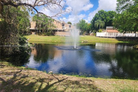 Townhouse in North Lauderdale, Florida 2 bedrooms, 110.18 sq.m. № 2055466 - photo 2