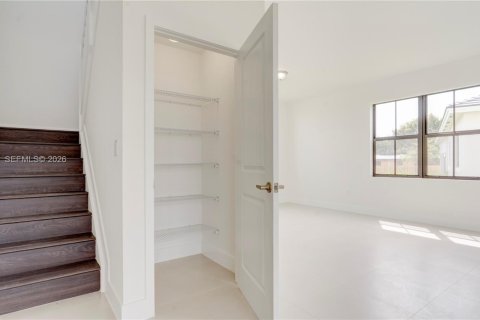 House in Cutler Bay, Florida 4 bedrooms, 303.23 sq.m. № 2068344 - photo 18