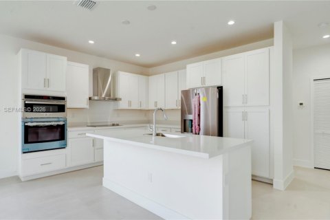 House in Cutler Bay, Florida 4 bedrooms, 303.23 sq.m. № 2068344 - photo 8