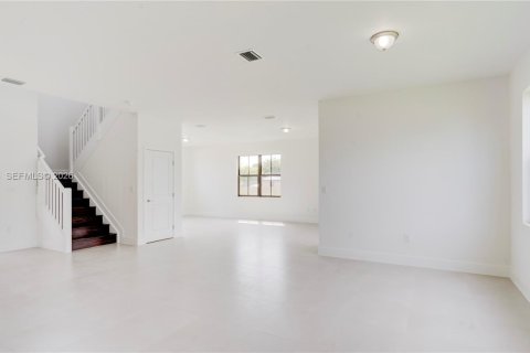 House in Cutler Bay, Florida 4 bedrooms, 303.23 sq.m. № 2068344 - photo 12