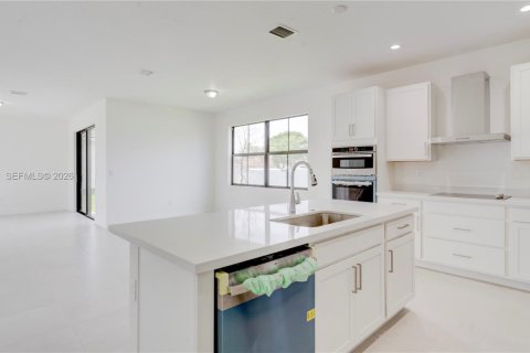 House in Cutler Bay, Florida 4 bedrooms, 303.23 sq.m. № 2068344 - photo 9