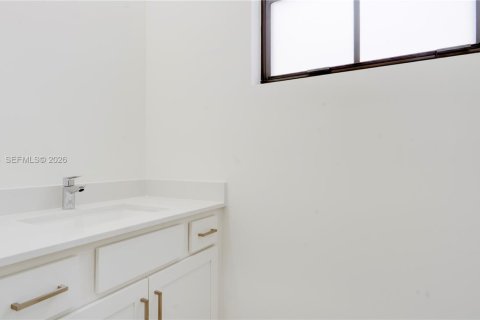 House in Cutler Bay, Florida 4 bedrooms, 303.23 sq.m. № 2068344 - photo 14