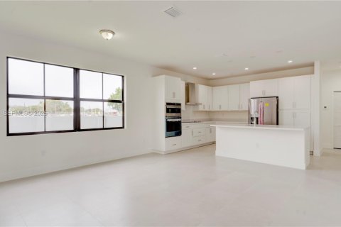 House in Cutler Bay, Florida 4 bedrooms, 303.23 sq.m. № 2068344 - photo 3