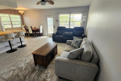Condo in Deerfield Beach, Florida, 2 bedrooms  № 1975714 - photo 9