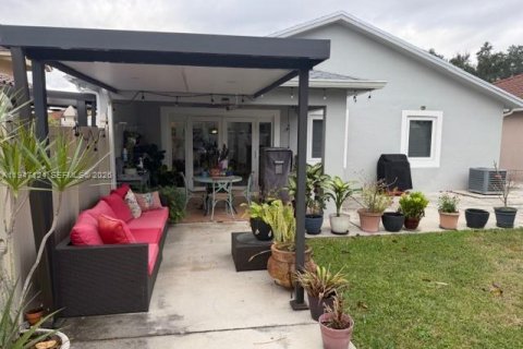 Casa en venta en Miami, Florida, 3 dormitorios, 123.65 m2 № 2003272 - foto 2