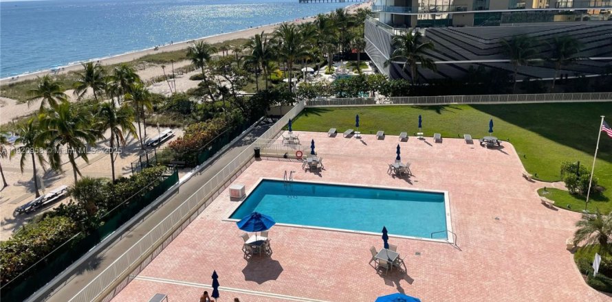 Condominio en Pompano Beach, Florida, 2 dormitorios  № 1975263