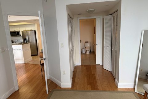 Condo in Aventura, Florida, 2 bedrooms № 1967824 - photo 11