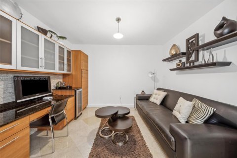 Condo in Hallandale Beach, Florida, 3 bedrooms  № 1573169 - photo 13