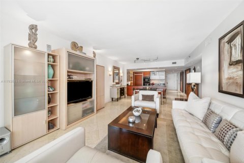 Condo in Hallandale Beach, Florida, 3 bedrooms  № 1573169 - photo 2