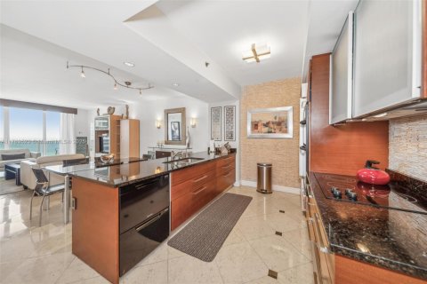 Condo in Hallandale Beach, Florida, 3 bedrooms  № 1573169 - photo 11