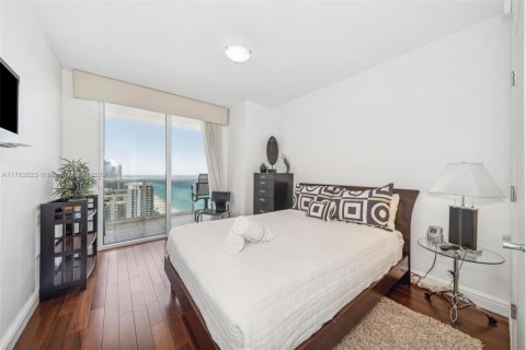 Condo in Hallandale Beach, Florida, 3 bedrooms  № 1573169 - photo 20