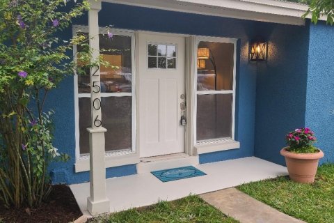 House in Orlando, Florida 4 bedrooms, 130.06 sq.m. № 1777950 - photo 2