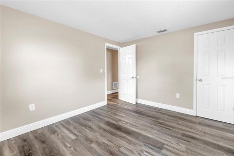 House in Saint Petersburg, Florida 4 bedrooms, 118.73 sq.m. № 2284063 - photo 23