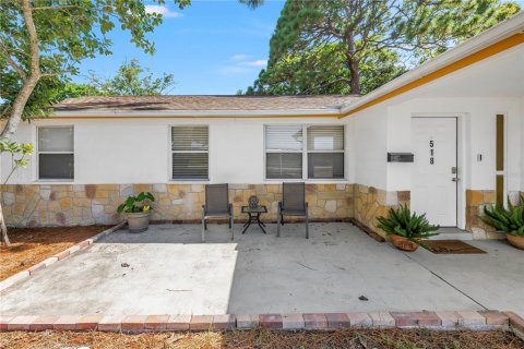House in Saint Petersburg, Florida 4 bedrooms, 118.73 sq.m. № 2284063 - photo 3