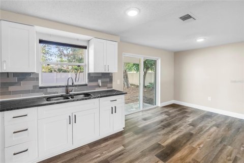 House in Saint Petersburg, Florida 4 bedrooms, 118.73 sq.m. № 2284063 - photo 15