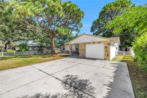 House in Saint Petersburg, Florida 4 bedrooms, 118.73 sq.m. № 2284063 - photo 2