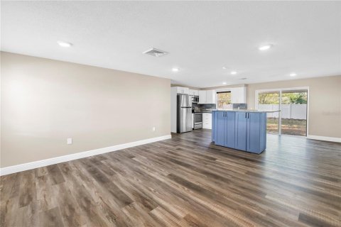 House in Saint Petersburg, Florida 4 bedrooms, 118.73 sq.m. № 2284063 - photo 6