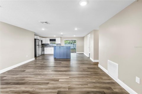 House in Saint Petersburg, Florida 4 bedrooms, 118.73 sq.m. № 2284063 - photo 10