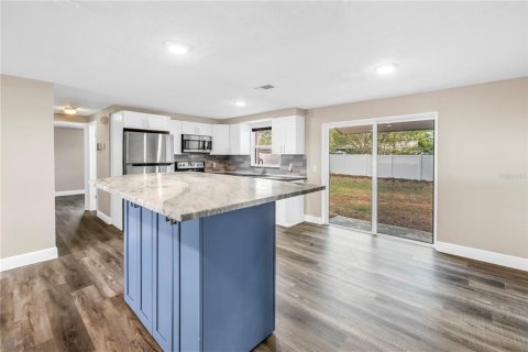 House in Saint Petersburg, Florida 4 bedrooms, 118.73 sq.m. № 2284063 - photo 12