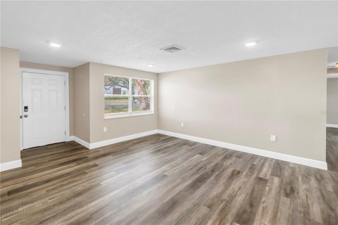House in Saint Petersburg, Florida 4 bedrooms, 118.73 sq.m. № 2284063 - photo 5