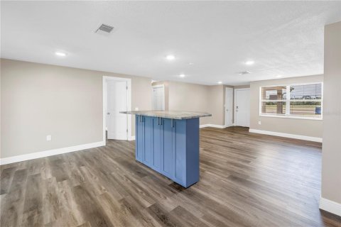 House in Saint Petersburg, Florida 4 bedrooms, 118.73 sq.m. № 2284063 - photo 11
