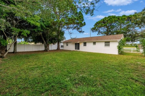 House in Saint Petersburg, Florida 4 bedrooms, 118.73 sq.m. № 2284063 - photo 30