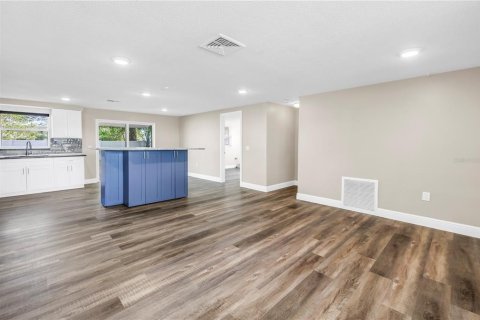 House in Saint Petersburg, Florida 4 bedrooms, 118.73 sq.m. № 2284063 - photo 7