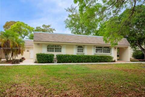Condo in Miami, Florida, 1 bedroom  № 1993544 - photo 13