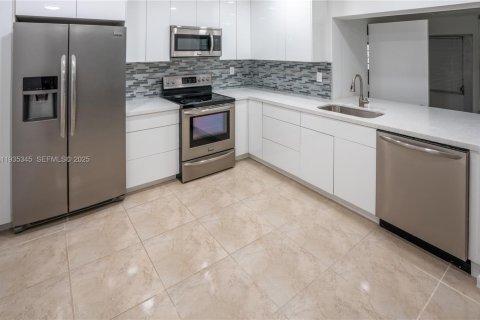 Condo in Miami, Florida, 1 bedroom № 1993544