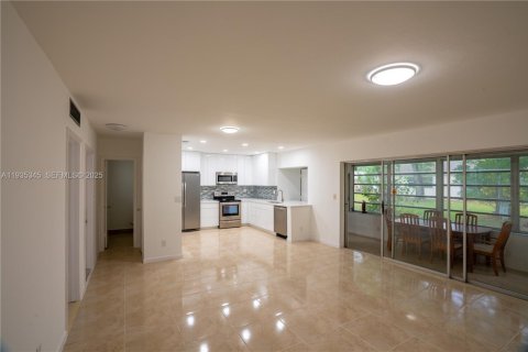 Condo in Miami, Florida, 1 bedroom  № 1993544 - photo 2